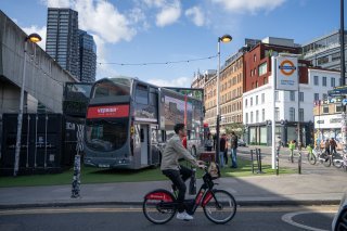 L’un des fameux bus londoniens était habillé aux couleurs de la destination.